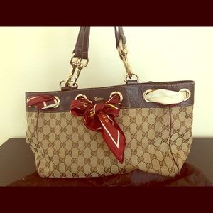 Gucci bag, bow and cover like new condition